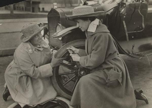 Otomobillerdeki ufak tamirlerin de kadınlara göre olmadığı anlatılmaya başlandı.