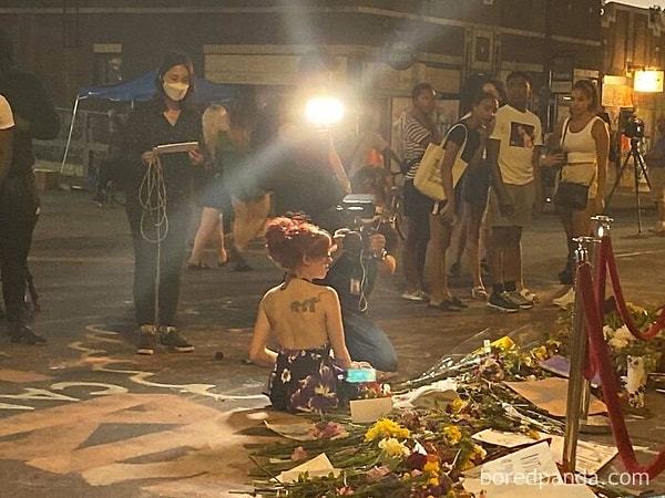 18. Позирует перед мемориалом..