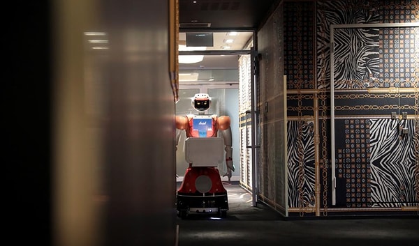 4. "Роботы никогда не заменят людей, но изменят атмосферу отеля", - сказал Reuters Пол Келли, управляющий директор отеля Sky.