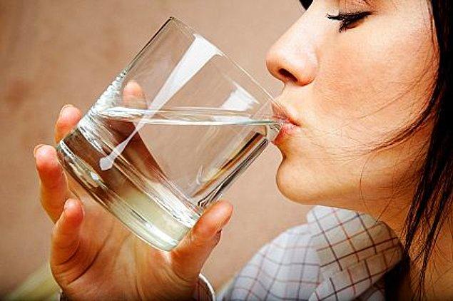 1. Öncelikle hem sağlığımız hem de cildimiz için günde en az 2.5 litre su içmeyi ihmal etmeyelim.