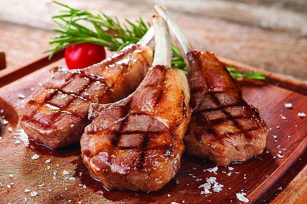 Pirzola da sırt kısmından elde edilen yumuşak bir et olması sebebiyle genellikle ızgarada pişiriliyor.