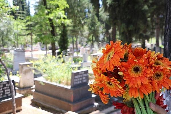 'Çiçekleri mezarlıktan toplasam bu kadar kötü olmazdı...'
