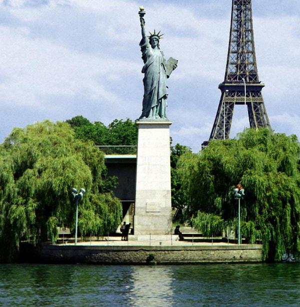 10. Paris'te Özgürlük Heykeli'nin çeyrek ölçekli bir kopyası bulunmakta ve 22 metrelik bu heykel New York'taki Özgürlük Heykeli'ne yüzü dönük olacak şekilde duruyor.