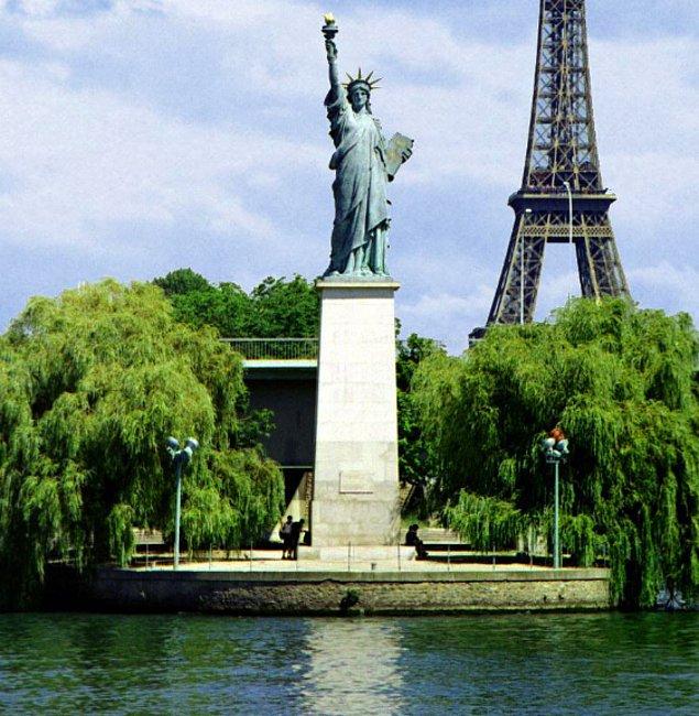10. Paris'te Özgürlük Heykeli'nin çeyrek ölçekli bir kopyası bulunmakta ve 22 metrelik bu heykel New York'taki Özgürlük Heykeli'ne yüzü dönük olacak şekilde duruyor.
