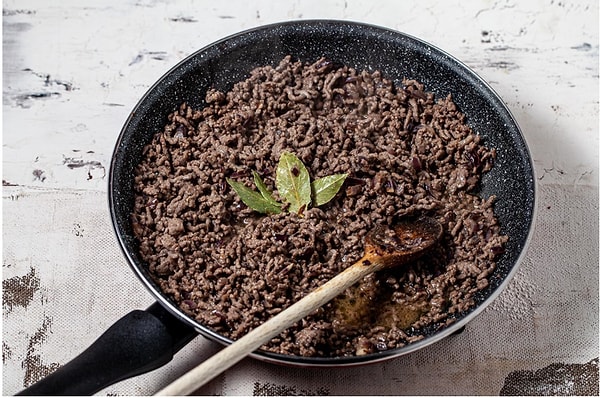 5. Добавить фарш и обжарить до готовности.