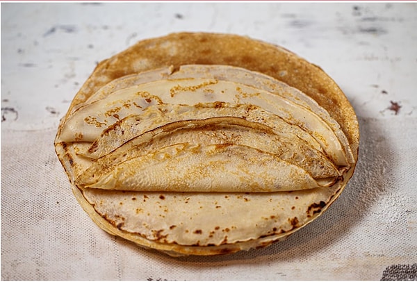 8. Обжарьте блины на раскаленной сковороде, добавив немного масла.