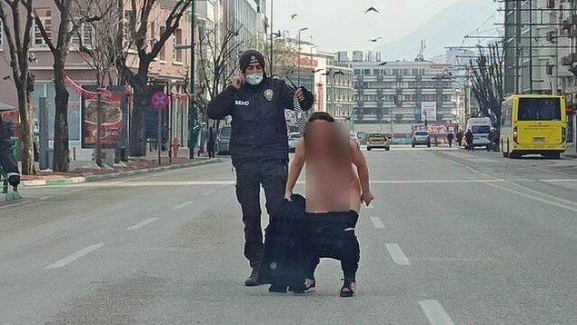 İstanbul Bakırköy nüfusuna kayıtlı olduğu öğrenilen 30-35 yaşlarındaki S.Y. isimli kadın çıplak hale koyarak polis noktasına doğru ilerledi.