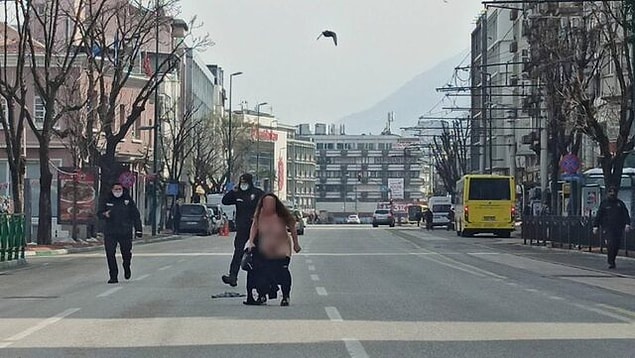 İfadesi alınmak üzere polis merkezine götürülen kadının daha önce de İzmir'de aynı eylemi gerçekleştirmekten kaydı bulunduğu öğrenildi.