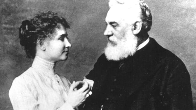 Helen ile tanışan Graham Bell, Helen'in babasına Boston'daki özel bir okuldan öğretmen tutmasını tavsiye eder ve Helen'in hayatını değiştirecek olan öğretmen Anne Mansfield Sullivan ile yolları kesişir.