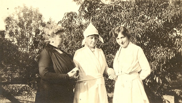 1921 yılında Helen'in annesi vefat eder ve hemen ardından Anne hastalanır. Bunun üzerine Anne'nin yıllar boyunca sekreterliğini yaptığı Polly Thomson, Helen'in yeni yardımcısı olur.