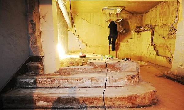 Видите ли, паб фактически построен в подземной части нынешнего торгового центра Carillon Court.