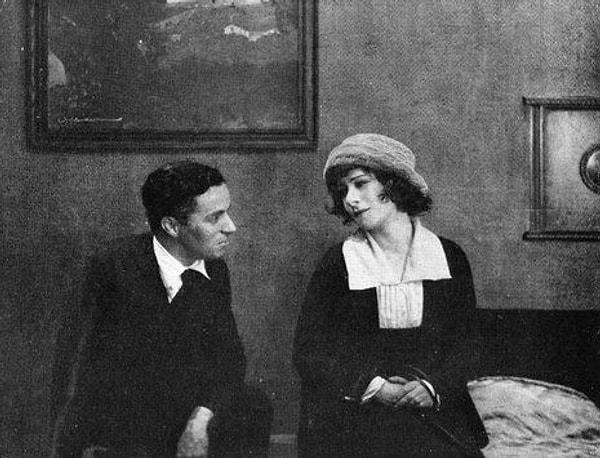 İlk eşi Mildred Harris ile daha 15 yaşındayken beraber olan Chaplin'in bebeği engelli doğdu ve ne yazık ki 3 gün sonra öldü.