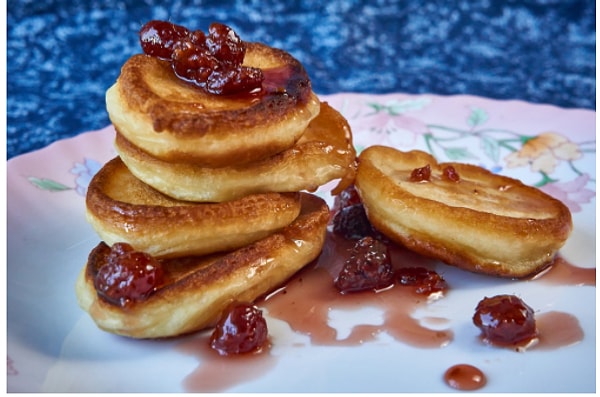 8. Пышные оладьи с джемом.