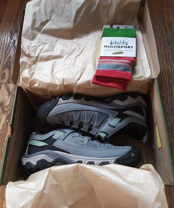 6. "Один из пользователей Сети узнал, что я много гуляю для того, чтобы помочь своему телу восстановиться после тяжелого периода, но у меня нет специальной непромокаемой обуви для прогулок в дождливую погоду. И он прислал мне эти замечательные ботинки и теплые носки! Огромное тебе спасибо, друг!"