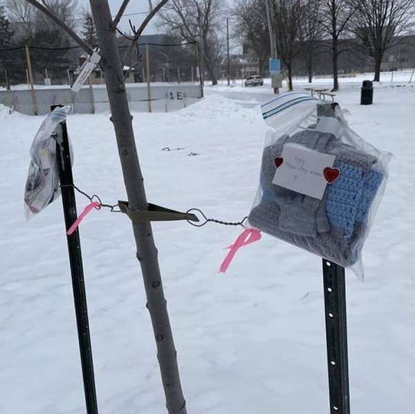 10. "Жители моего города зимой оставляют повсюду вот такие добрые пакеты с теплыми вещами".