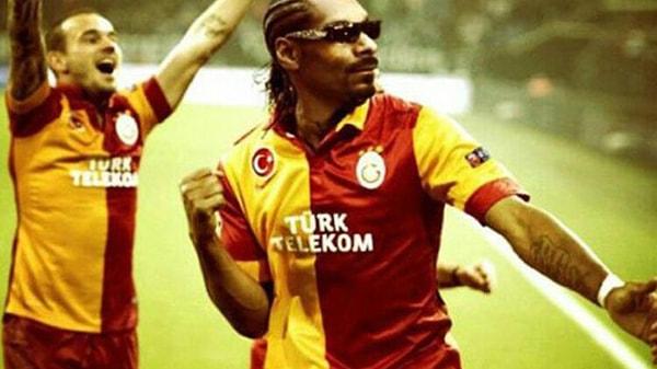 Türklere de epey bir sempatisi var desek yalan olmaz. Bundan yıllar önce kendisini photoshopla Sneijder'in olduğu bir fotoğrafa eklemiş ve Galatasaray formalı bu fotoğrafı beğeni rekorları kırmıştı 😂