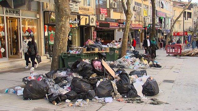 İşçilerin greve çıkmasıyla Maltepe sokaklarında çöp yığınları oluştu. 👇
