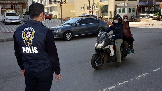 Polis, Motosiklete Binen Karı-Kocaya  'Sosyal Mesafe Nerede?' Diyerek Müdahale Edip, 2. Kişiyi İndirdi