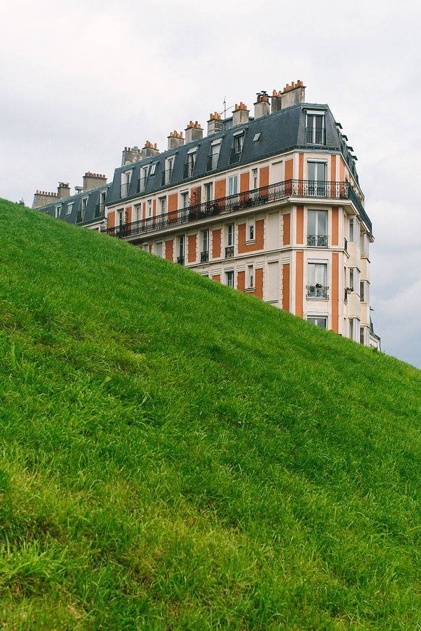 9. Конечно, все дело в угле съемки! Этот дом находится на холме Монмартр, и туристы обожают делать сдесь фотографии, старательно выстраивая ракурс. А вообще-то это обычный дом, который выглядит вот так :).