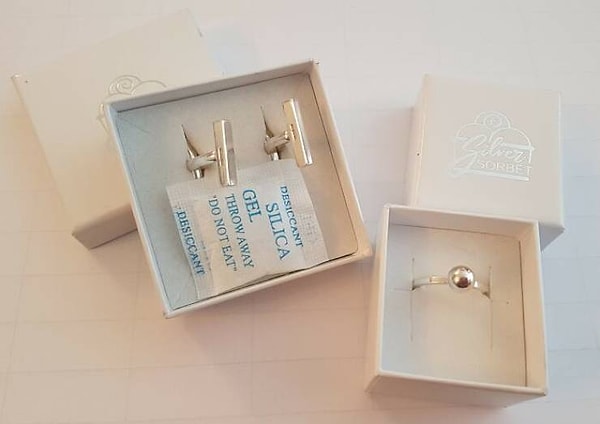 2. "Положите пару пакетиков с силикагелем к вашим украшениям, и они не будут так быстро тускнеть".