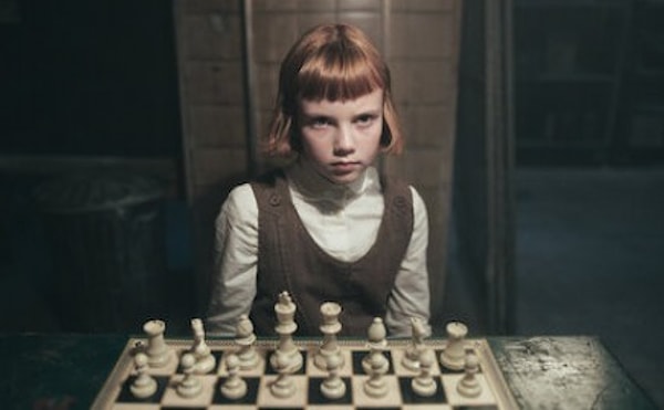 1. Кто научил Бет Хармон играть в шахматы?