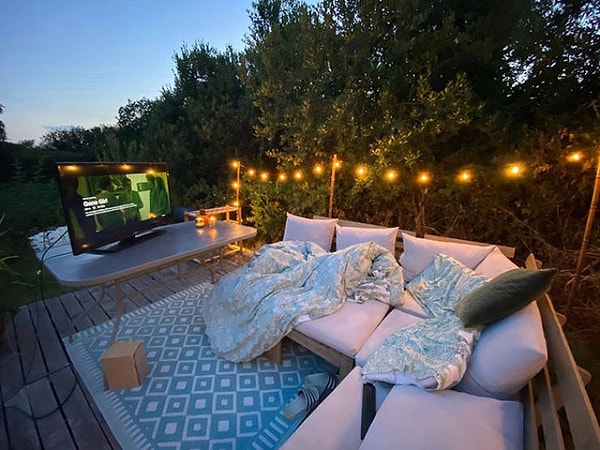 15. В саду даже есть кинотеатр под открытым небом с удобными мягкими сидениями и симпатичными лампочками для настроения.