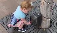 Пандемия и наши дети: Малышка принимает различные предметы на улице за санитайзеры для рук (ВИДЕО)