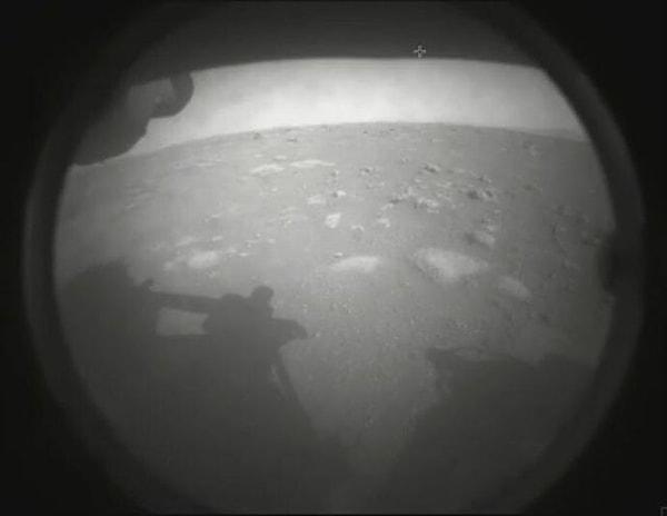 2. Şimdi bakınca sıradan gelse de tarihe geçecek bir görüntü bu, Perseverance uzay aracının Mars'tan kaydettiği ilk an.