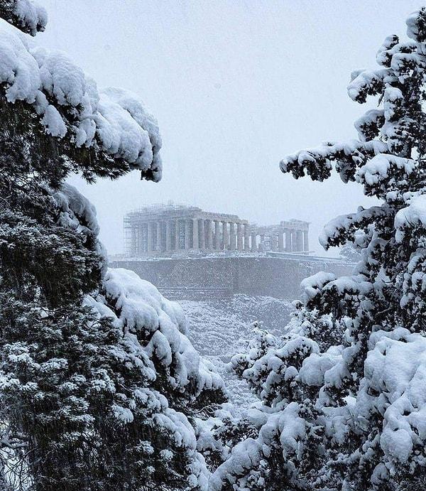 6. Atina'da bu yıl yağan kardan sonra Akropolis...
