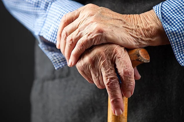 65 yaş ve üstü ile 20 yaş ve altı için uygulanan yasaklar mavi ve sarı ile gösterilen illerde kalktı.
