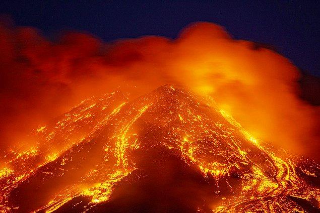 Sicilya'da bulunan, Avrupa'nın en yüksek yanardağı Etna Yanardağı son 6 günde 4 kez patladı. Yamaçlardan lavlar akmaya başladı ve yakınlardaki köylere küller yağmaya başladı.