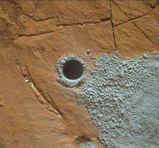 4. İnsansız uzay aracı Curiosity, Mars yüzeyinden taş ve toprak örnekleri toplarken yüzeye yaklaşık bir madeni para büyüklüğünde delikler açıyor.