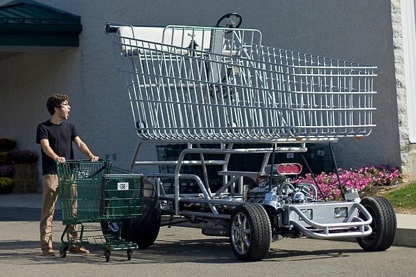 1. Süpermarketler, market girişlerine birçok büyük alışveriş arabası yerleştirir.