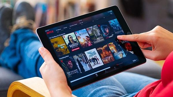 Hem dünyada hem de Türkiye'de en çok kullanılan ücretli içerik platformlarından birisi Netflix. 2020 yılının Aralık ayında ABD'deki fiyatlarını artırmasında sonra bugün Türkiye için de zam haberini aldık.