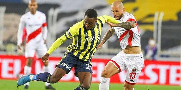 Fenerbahçe, geriye düştüğü maçta sahasında Antalyaspor ile 1-1 berabere kaldı.
