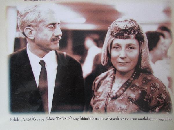 Otuzlu yaşlarında gazeteci Haluk Tansuğ ile evlenen Sabiha Hanım, Meydan Gazetesi'nde turizm yazıları yazmaya başlar.