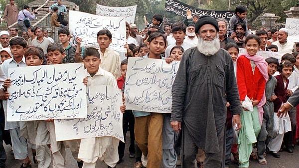 Abdul Sattar Edhi, dilenerek kazandığı paralar ile 20 binden fazla terk edilmiş bebek ve 50 binden fazla yetim çocuğu koruma altına aldı.