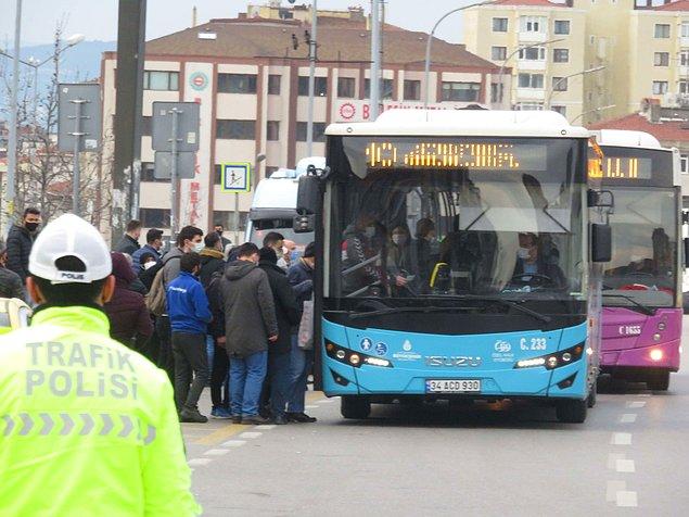 Kadıköy ve Kartal'da bazı otobüs duraklarında bekleyenlerin sosyal mesafe kuralını unutularak otobüse bindikleri görüldü.
