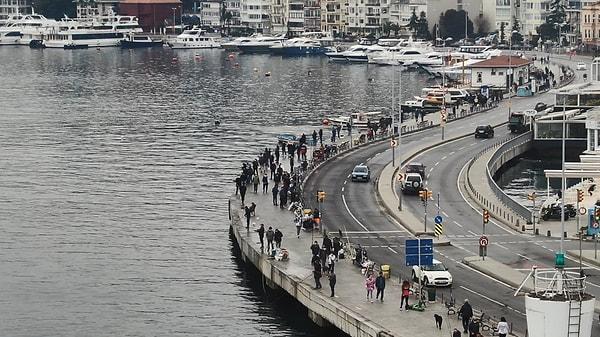 İşe gitmeyen İstanbullular ise sahillere akın ederek yürüyüş yaptı, balık tuttu. Bazıları da banklara oturarak kahvaltı yaptı.