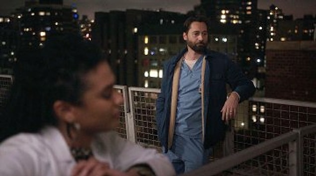 Toplamda 49 bölüm olan 'New Amsterdam'ın bölümleri ortalama 43 dakika uzunluğunda.