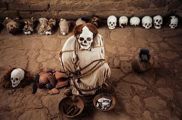 8. Peru'da bulunan Chauchilla Mezarlığı'ndaki cesetler bölgenin çöl olması ve kurak iklim dolayısıyla o kadar iyi korunmuştur ki hala derileri ve saçları bulunmaktadır.