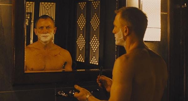 14. Daniel Craig'in Skyfall filmindeki bir sahnede klasik bir tıraş bıçağıyla yaptığı tıraştan sonra, bu tıraş bıçakları satışında %400 bir artış yaşanmıştı.