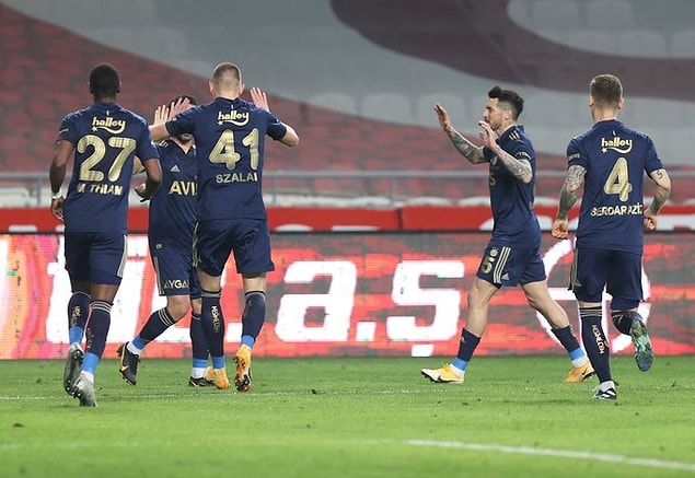 Fenerbahçe, ilk 14 deplasman maçı itibarıyla kulüp tarihinin en iyi lig performansına imza attı: 14 maç 35 puan.