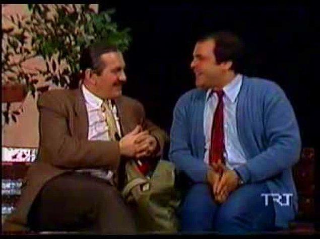 90'lı yılların TRT'sini bilen bilir. Bir yerde bir mizah programı varsa, hele ki içinde Ferhan Şensoy da varsa orada mutlaka Rasim Öztekin de vardı. Şanslı bir nesil bu ikiliyi seyrederek büyüdü.