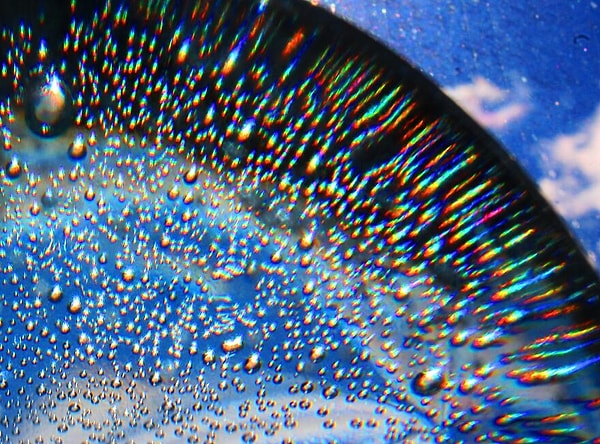 Не настоящий макрос: бутылка с водой под прямыми солнечными лучами, сфотографировано с близкого расстояния.