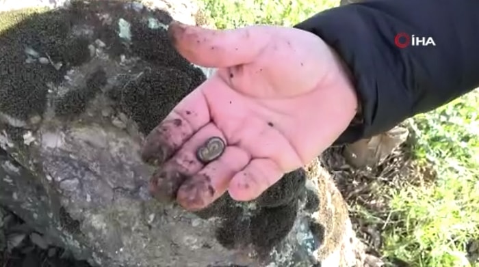 Bursa'nın İlginç 'Ebe Kaya' Geleneği: Kayanın Altından Çıkan Böcekleri Yutuyorlar