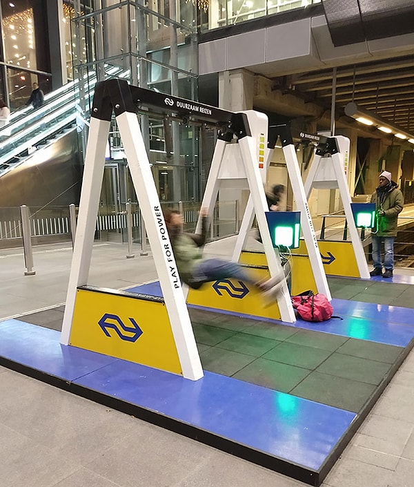 4. Зарядные устройства с питанием от общественных качелей для вашего телефона на вокзале