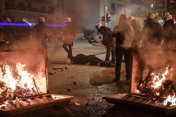 Yunanistan'da Polis Şiddetine Karşı Binlerce Kişi Sokakta: 'Aynasızlar Mahallemizden Dışarı'