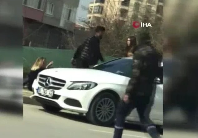 2. Kadınlar Günü'nde kız arkadaşını araçtan indirip sokak ortasında darbeden adam...