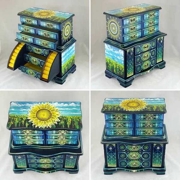 5. "Я склеил две старенькие шкатулки для украшений и вдохнул в них новую жизнь посредством ярких красок".